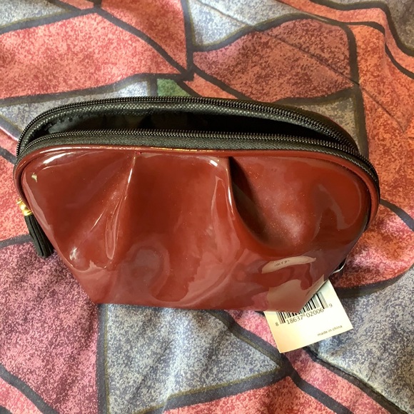 New beautiful Macy’s cosmetics bag! - Picture 1 of 4